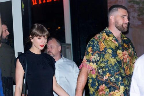 Taylor Swift diện váy đen đơn giản khi hẹn hò với vị hôn phu Travis Kelce