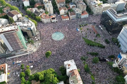 Cảnh sát và người biểu tình đụng độ tại Serbia khi đám đông yêu cầu Tổng thống từ chức