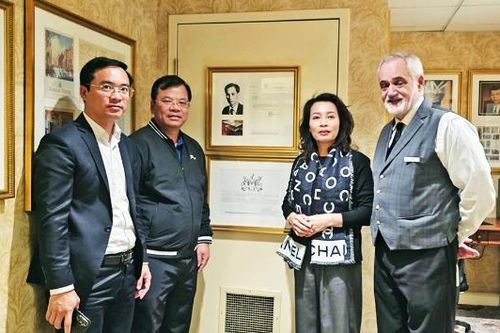 Phó Bí thư Thường trực Tỉnh ủy Nguyễn Thị Hương thăm nơi làm việc của Bác Hồ tại Mỹ