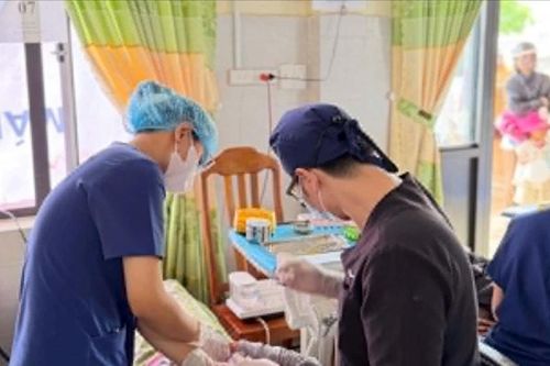 Hơn 1.100 trẻ em xã Phước Năng được tặng quà, khám răng miễn phí