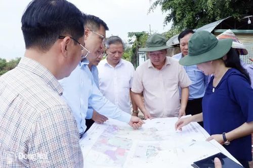 Phó Bí thư Thường trực Thành ủy Tôn Ngọc Hạnh kiểm tra 2 công trình trọng điểm tại phường Bình Phước