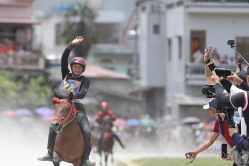 Nài ngựa đến từ xã Y Tý vô địch Giải đua ngựa truyền thống Bắc Hà lần thứ 19 năm 2026