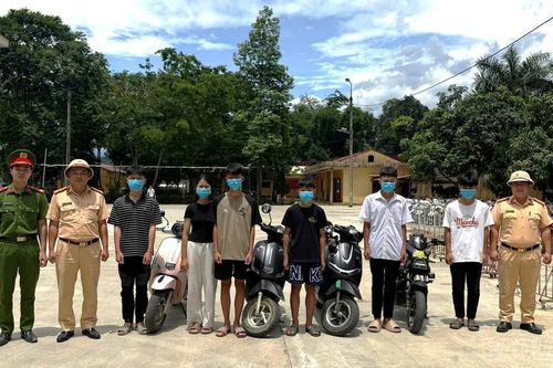 Con lạng lách bằng xe máy điện, 03 phụ huynh bị phạt 27 triệu đồng