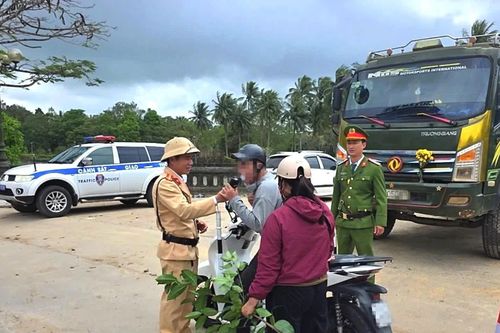 Tăng cường tuần tra khép kín để kiềm chế tai nạn giao thông