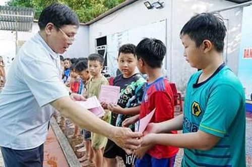 Gần 400 học sinh tiểu học phường Phong Thái hoàn thành lớp phổ cập bơi
