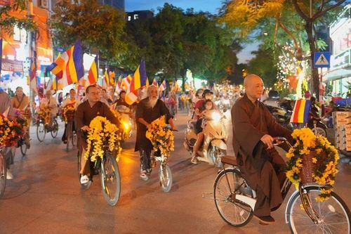 Hòa thượng Thích Bảo Nghiêm tham gia diễu hành xe đạp mừng Phật đản với Phật tử Thủ đô