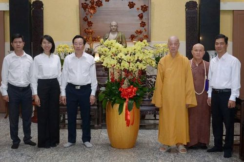 Lãnh đạo Công an TP.HCM, Sở Dân tộc và Tôn giáo chúc mừng Phật đản Phật lịch 2570 đến Đức Pháp chủ GHPGVN