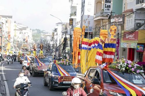 Lâm Đồng: Trang nghiêm cung rước tôn tượng Đức Phật đản sanh đến công viên Thủy Tạ cử hành Lễ Tắm Phật