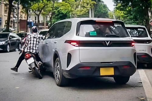 Thiếu quan sát, xe máy tông thẳng ô tô đang nhập làn
