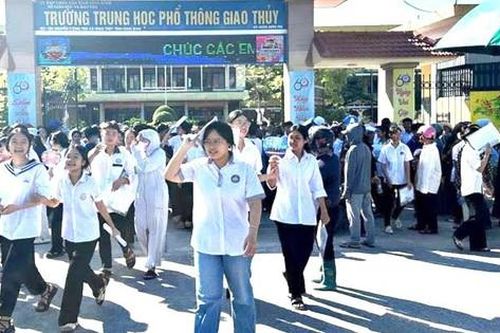 Mùa thi vào lớp 10: Con cần một mái nhà bao dung