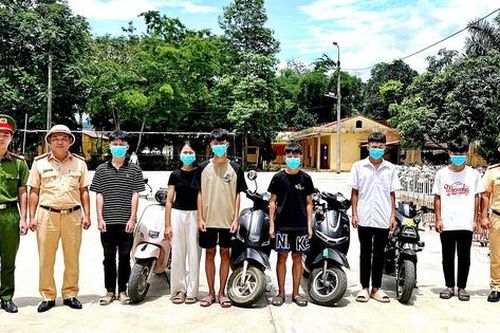 Từ clip trên mạng xã hội, xử lý nhóm học sinh lạng lách đánh võng xe máy điện