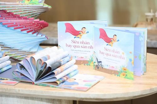 'Siêu nhân bay qua sàn nhà': Hành trình đồng hành của người cha có con bại não