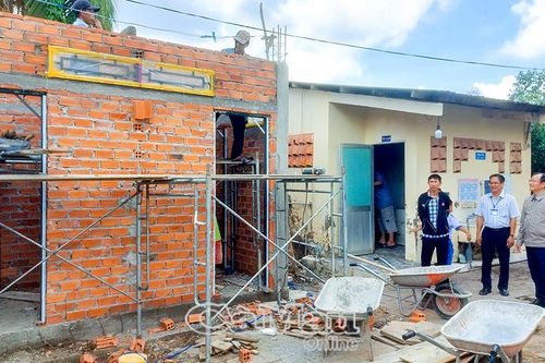 Đẩy nhanh tiến độ xây dựng nhà vệ sinh trong trường học