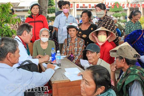 Trao hơn150 triệu đồng từ chương trình 'An toàn cho ngư dân nghèo, khó khăn'