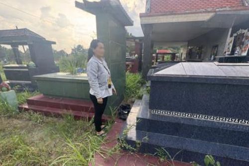 Bé sơ sinh có nhiều vết máu bị bỏ rơi tại khu mộ thuộc xã Tân An Hội may mắn được cứu sống