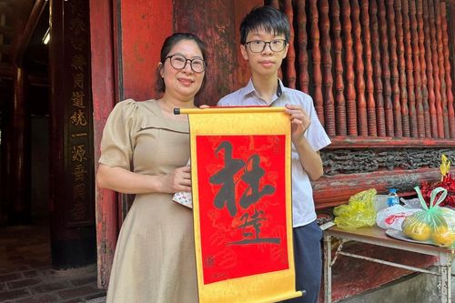 Sĩ tử đến Văn Miếu cầu may, xin chữ 'Đỗ đạt' trước kỳ thi quan trọng