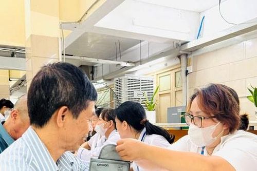 250 cán bộ cơ sở, người có công được khám sức khỏe miễn phí