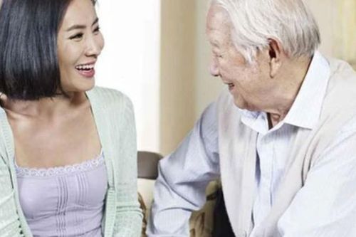 Sống cùng con gái 1 năm tôi mới hiểu: Tuổi già muốn hạnh phúc phải biết 'buông' 3 điều