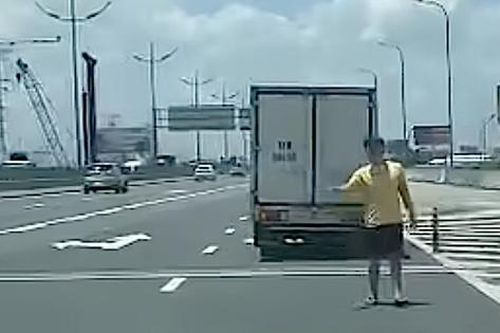 Tại sao dừng xe trên cao tốc vì sự cố nhưng tài xế vẫn bị phạt nặng, trừ điểm GPLX?