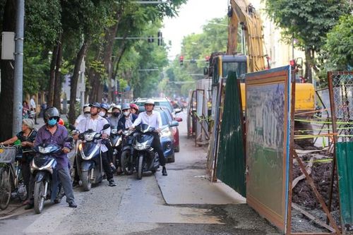 Đèn giao thông ở trung tâm Hà Nội chỉ nháy vàng, người đi đường cần lưu ý gì?