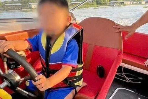 Bé trai 3 tuổi cầm lái ca nô trên sông, cha quay clip đăng mạng