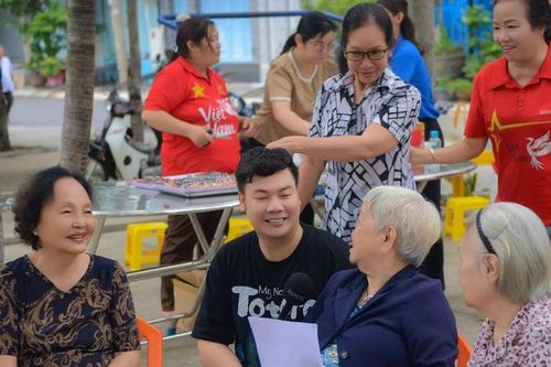 TP.HCM: Ra mắt dự án 'Bữa sáng kết nối - Nghe sách cùng người cao tuổi'