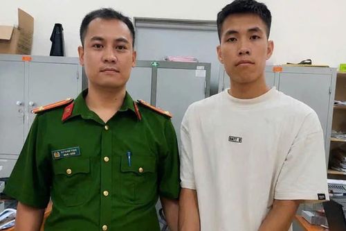 Nam thanh niên buôn bán pháo nổ qua ứng dụng giao hàng nhanh