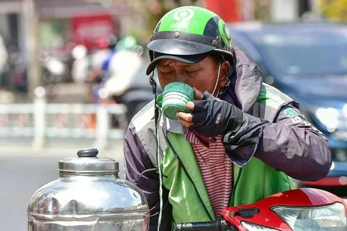 Nắng nóng cực điểm bao trùm Hà Nội: Không khí như rang, phố phường bỏng rát
