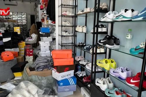 Phát hiện 2 kho hàng chứa hơn 7.600 đôi giày, dép giả nhãn hiệu nổi tiếng
