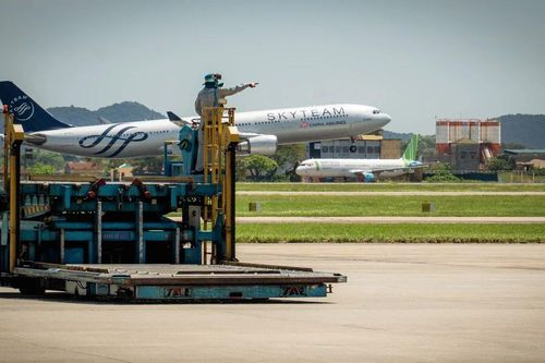 Nhân viên sân bay Nội Bài miệt mài lao động dưới cái nắng 71 độ C