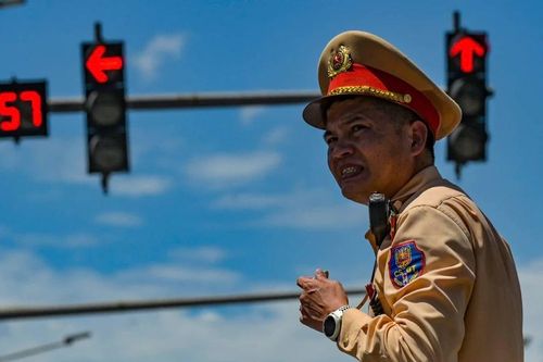 Nắng đổ lửa, Cảnh sát giao thông Thủ đô gồng mình giữ thông suốt từng dòng xe