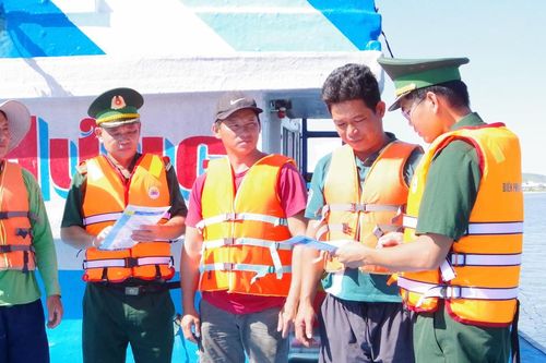 'Lá chắn' bảo vệ ngư dân mùa mưa bão