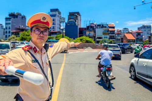Giữa nắng nóng hơn 40 độ C, CSGT Hà Nội bám chốt phân luồng giao thông