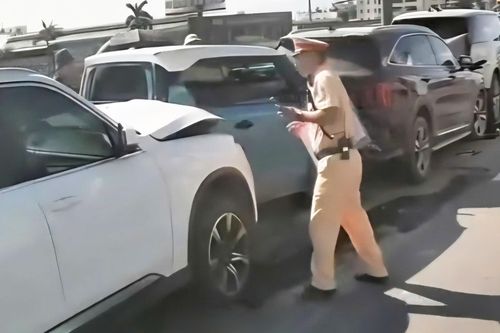 5 ôtô tông liên hoàn trên đường phố Hà Nội