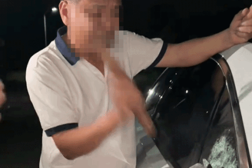 Đập kính ôtô, cứu bé gái mắc kẹt