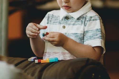 Những dấu hiệu tự kỷ sớm ở trẻ 1-3 tuổi