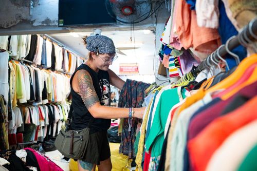 Khách Tây 'như bước vào cái lò' ngày Hà Nội nóng nhất cả nước