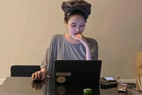 Tan làm rồi vẫn không được yên: Sếp giao việc, đồng nghiệp nhờ 'giúp chị tí', từ chối sao?