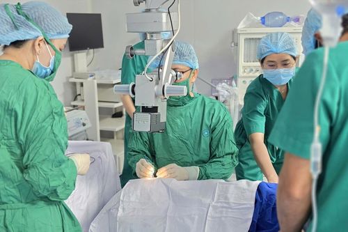 Bé 10 tuổi mắc đục thủy tinh thể phức tạp tìm lại ánh sáng sau phẫu thuật