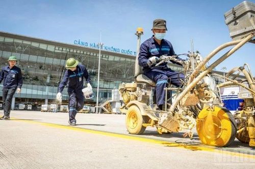 [Ảnh] Nhân viên khu bay Nội Bài miệt mài công việc trong nắng nóng kỷ lục 71 độ C