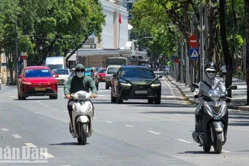 [Ảnh] Nhịp sống đô thị Hà Nội dưới thách thức của 'chảo lửa'
