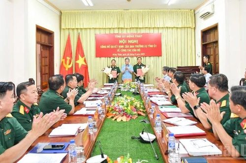 Đồng Tháp công bố, trao quyết định về công tác cán bộ