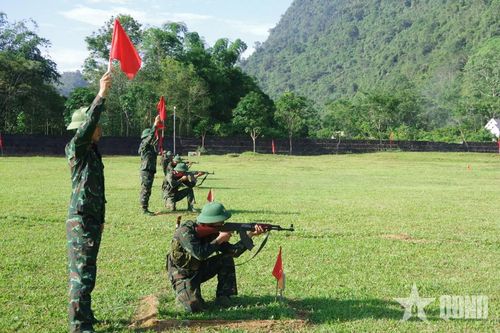 Bộ CHQS tỉnh Tuyên Quang: Trung đoàn 877 kiểm tra bắn súng tiểu liên AK đối với chiến sĩ mới