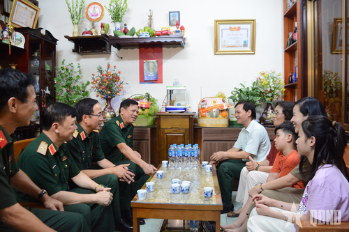 Thượng tướng Nguyễn Trường Thắng thăm, tặng quà gia đình Liệt sĩ, Trung tá Đỗ Anh