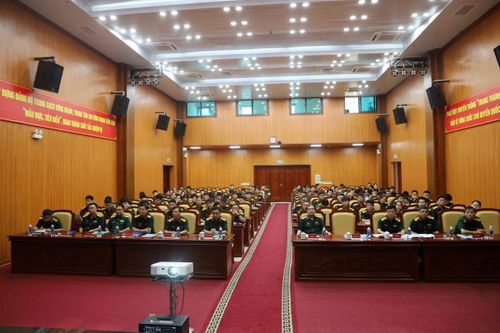 Tuyên truyền kiến thức pháp luật về trật tự an toàn giao thông cho hơn 100 quân nhân