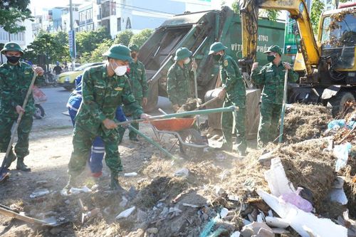 Hàng trăm cán bộ, chiến sỹ tham gia tổng vệ sinh môi trường
