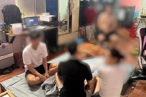 Bắt quả tang nhóm nam, nữ đang 'lên tiên'