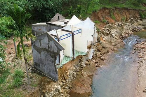 Bờ sông Tả Trạch sạt lở, nhiều nhà dân có nguy cơ đổ sập