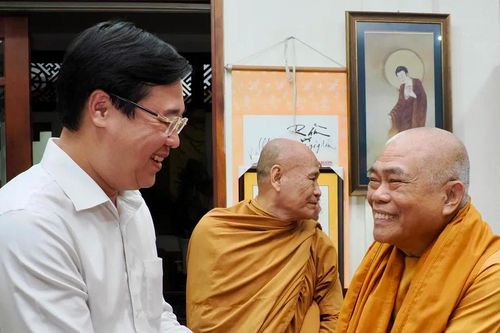 Lãnh đạo TPHCM thăm, chúc mừng Hòa thượng Thích Giác Toàn nhân Đại lễ Phật đản