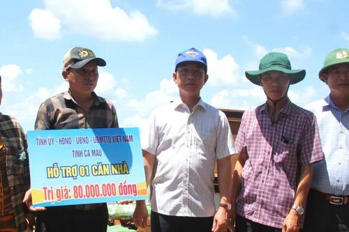 Lãnh đạo tỉnh Cà Mau thăm hỏi, hỗ trợ các hộ dân bị thiệt hại do lốc xoáy